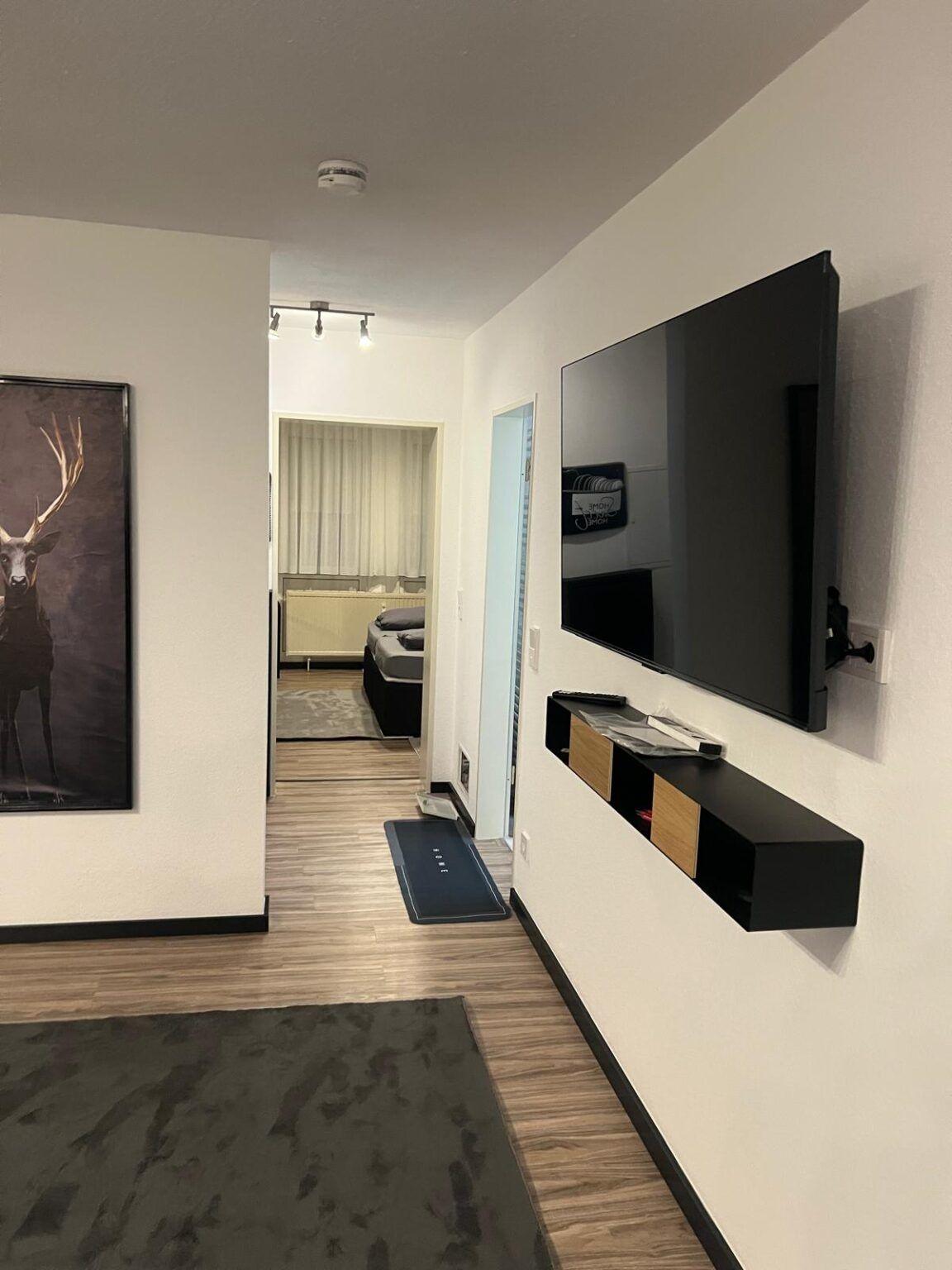 Flur mit Fernseher und Blick ins Schlafzimmer