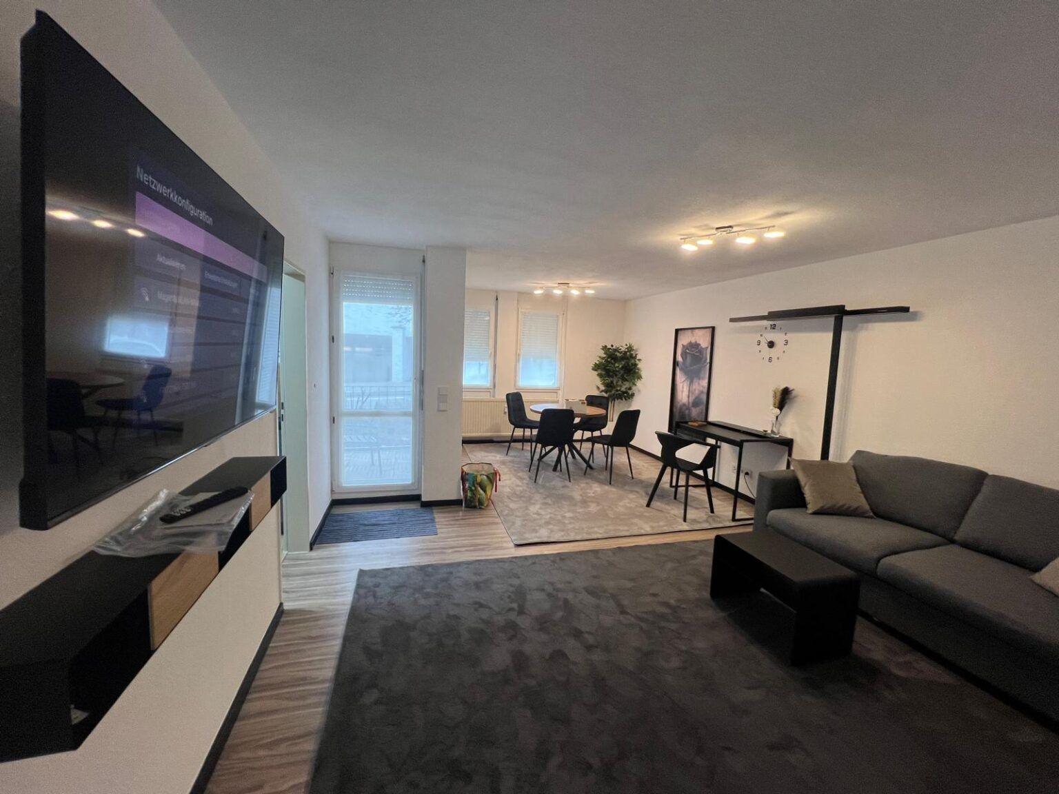 Wohnbereich des Apartments mit Sofa, Essplatz und Schreibtisch